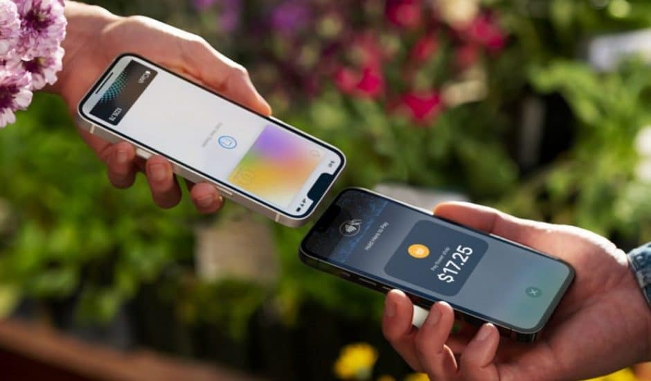 Deux personnes utilisant respectivement leurs iPhone pour réaliser une transaction grâce au Tap to Pay.