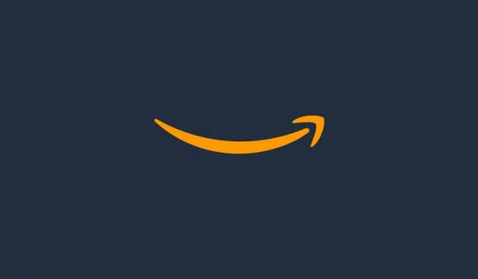 Logo Amazon sur fond noir.