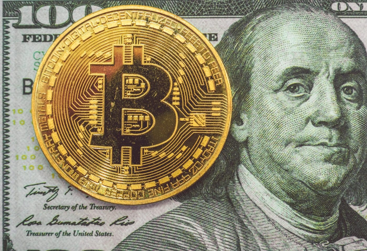 Aperçu d'un bitcoin et d'un dollar américain.