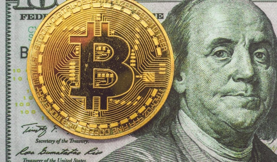 Aperçu d'un bitcoin et d'un dollar américain.