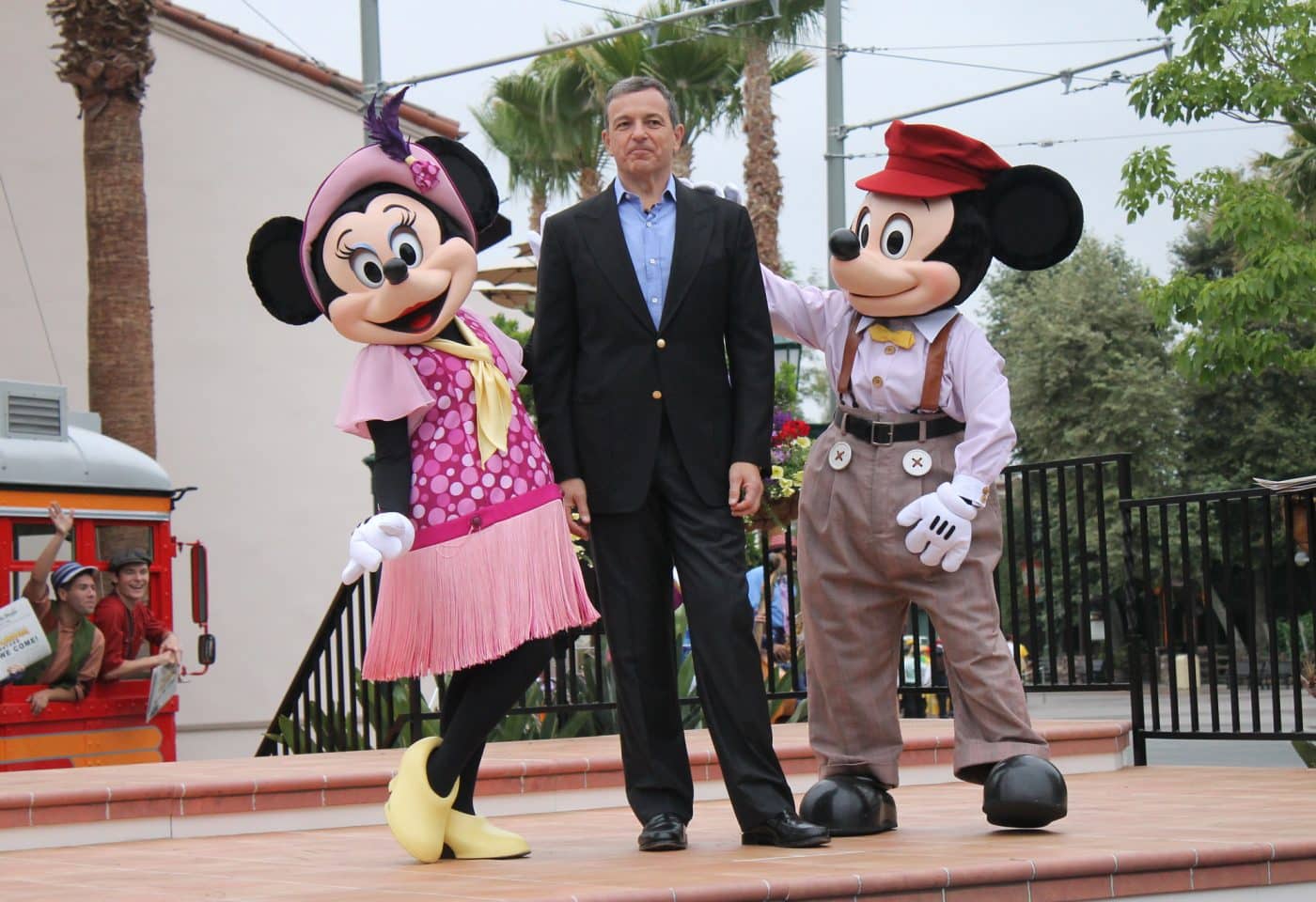 Bob Iger à côté de Mickey et Minnie