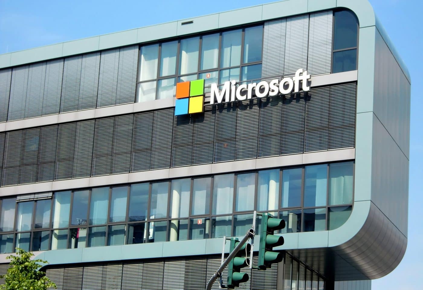Un immeuble de forme rectangulaire avec une devanture Microsoft.
