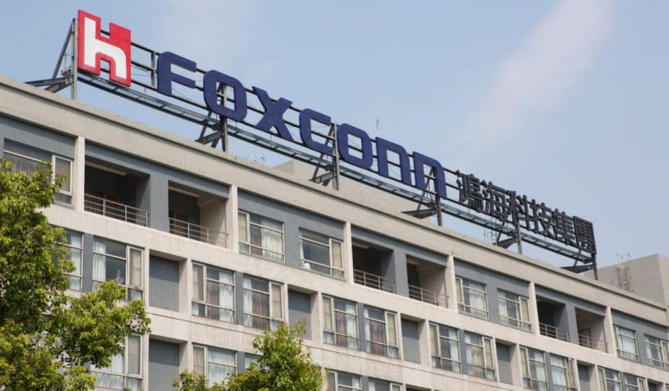 Le logo de Foxconn sur la devanture d'un immeuble.
