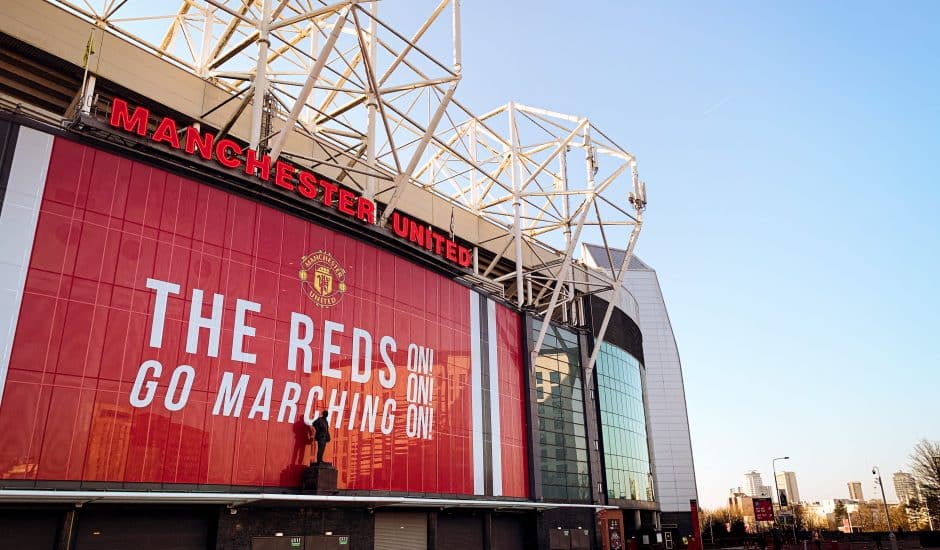 Photographie d'une entrée de stade avec la mention Manchester United.