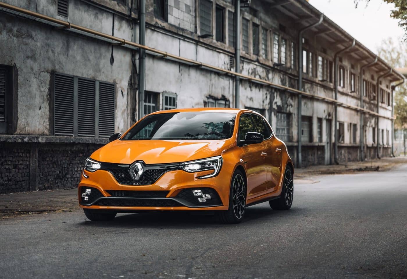 Voiture Renault de couleur orange.