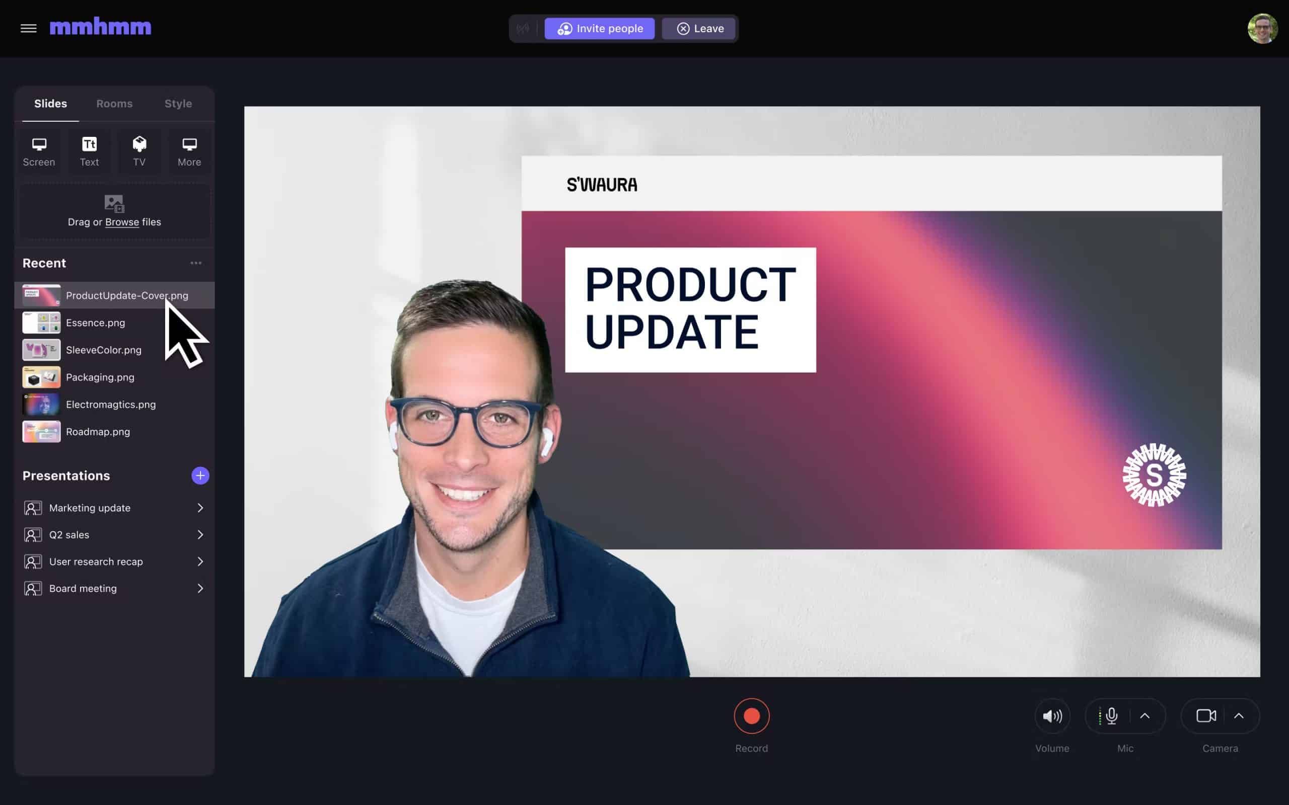 un homme avec une slide de présentation ouverte derrière, avec des couleurs roses et l'inscription "product update"