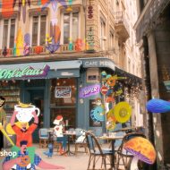 café de paris avec des illustrations des artistes pour la campagne adobe re-imagined