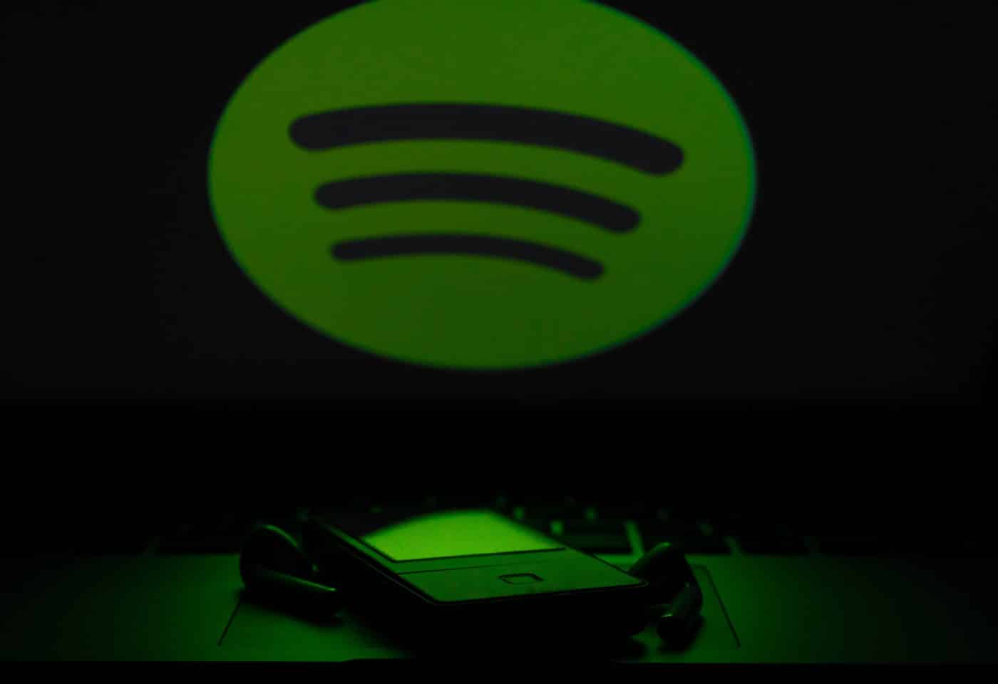 Photographie d'un téléphone avec le logo de Spotify.