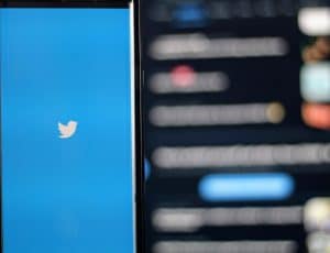 Photographie d'un écran de téléphone avec le logo Twitter.
