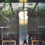 Vitrine d'un magasin avec le logo d'Apple.