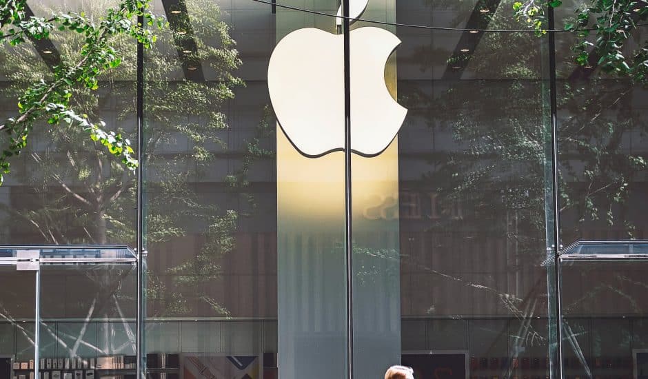 Vitrine d'un magasin avec le logo d'Apple.