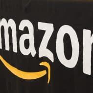 Logo d'Amazon sur fond noir.