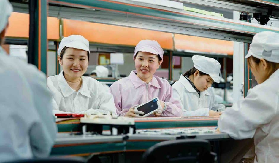 Des ouvriers qui fabriquent l'iPhone.