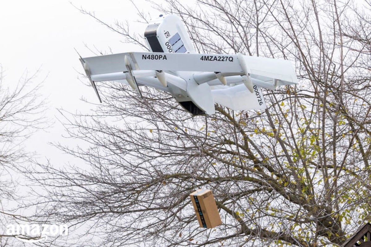 Photographie d'un drone de livraison d'Amazon qui livre un colis.