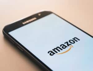 Photographie d'un écran de téléphone avec le logo Amazon.