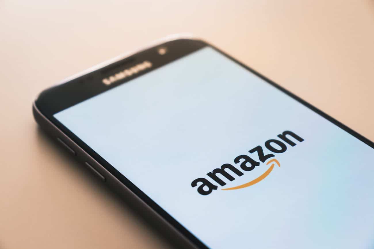 Photographie d'un écran de téléphone avec le logo Amazon.
