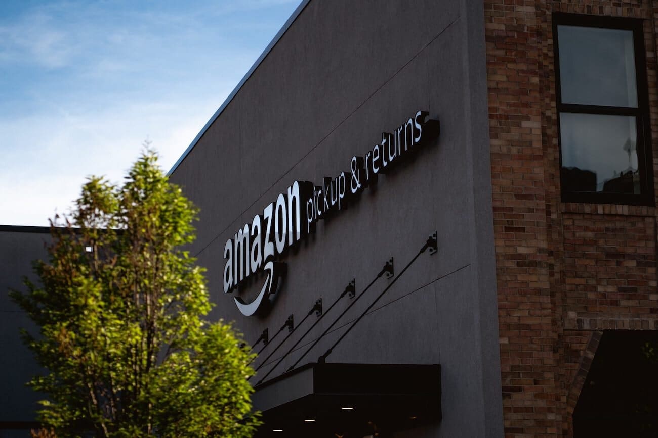 Le logo d'Amazon sur la devanture d'un entrepôt.
