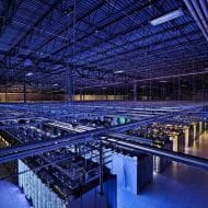 Vue d'une grande salle dans un centre de données (datacenter) de Google, utilisé pour fournir des services cloud.