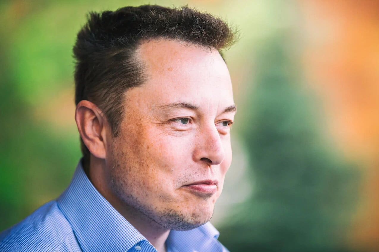 Gros plan du visage d'Elon Musk
