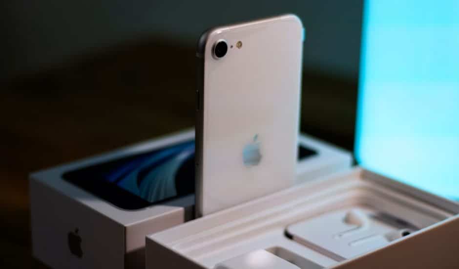 Un iPhone SE 2 blanc, avec sa boîte et ses accessoires.