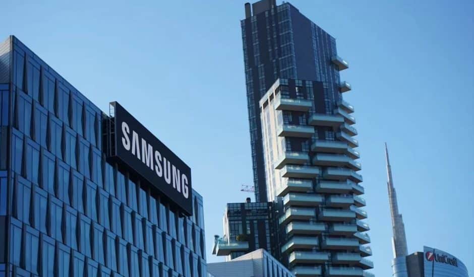 Façade d’un bâtiment à Milan avec le logo de Samsung