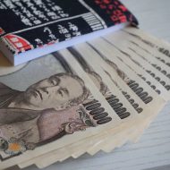 Une liasse de billets en yens.