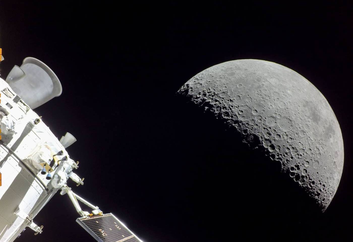 Vue de la Lune depuis la capsule Orion qui s'en approche.