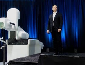 Elon Musk lors d'une présentation Neuralink.