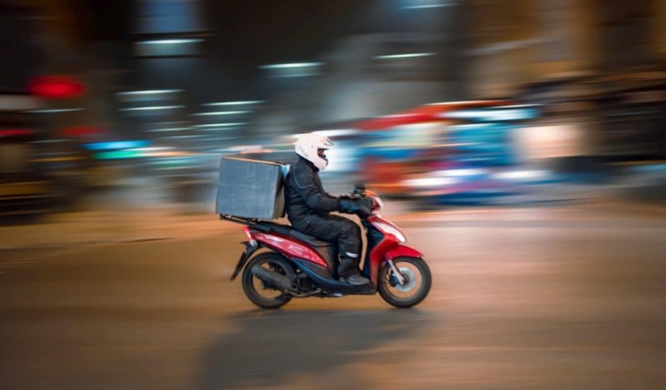Un livreur de nourriture sur un scooter