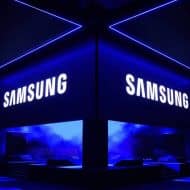 Une scène de conférence dans le noir avec le logo de Samsung rétroéclairé