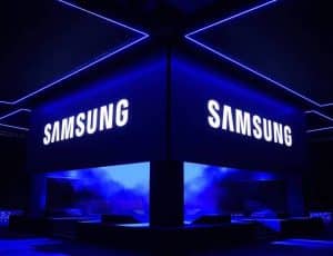 Une scène de conférence dans le noir avec le logo de Samsung rétroéclairé
