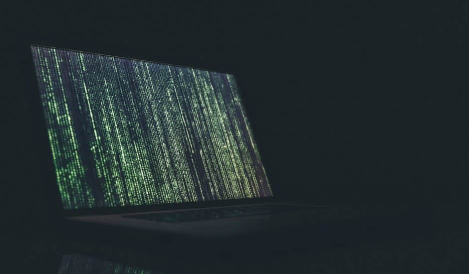 Un ordinateur affichant des lignes de code à la Matrix.