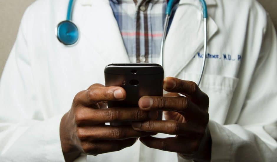Un docteur utilisant un smartphone.