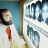 Un médecin devant des radiographies