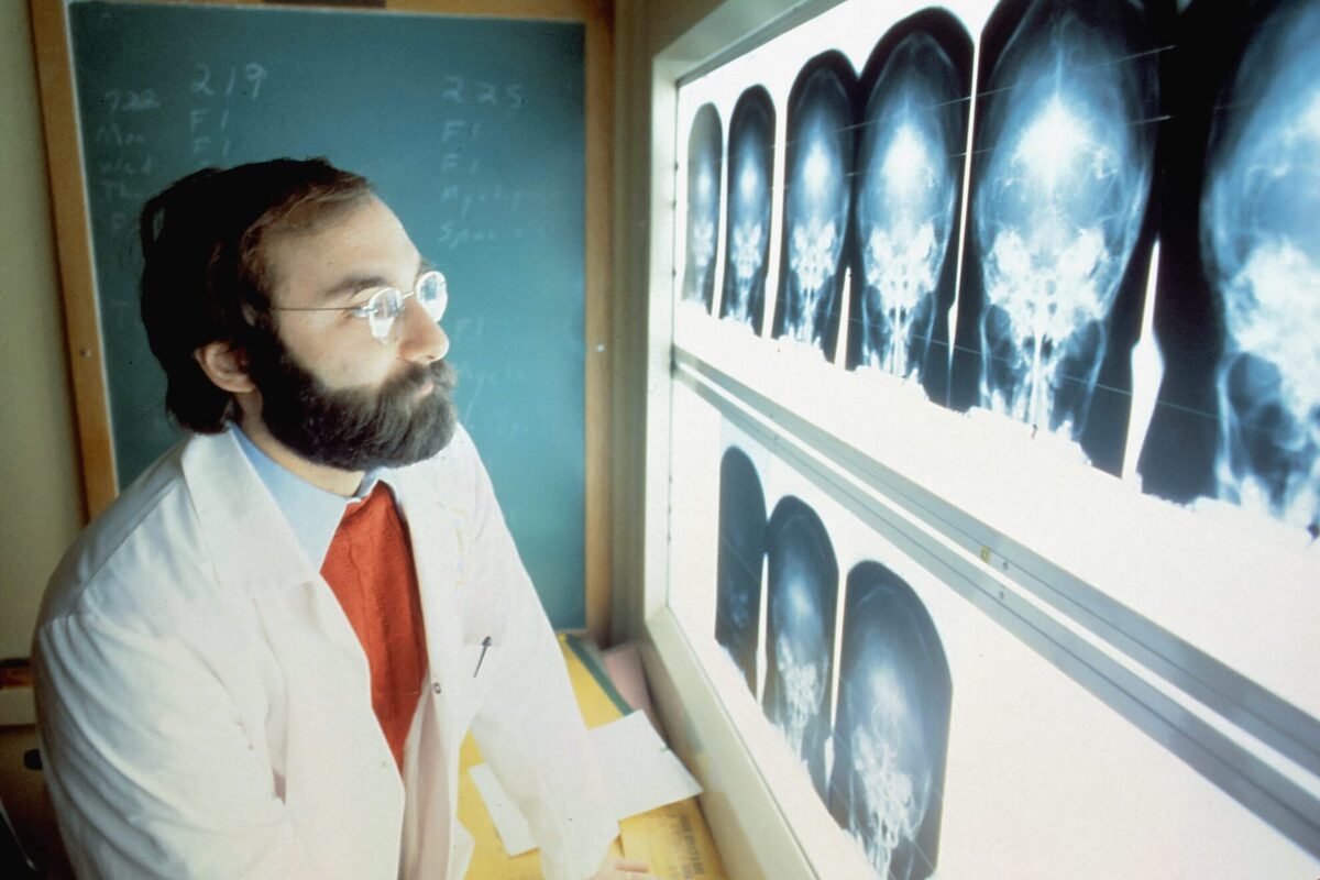 Un médecin devant des radiographies
