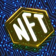 Logo NFT blanc sur un fond hexagonal jaune déposé sur un circuit imprimé bleu.