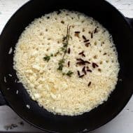 Plat en fonte contenant du riz.