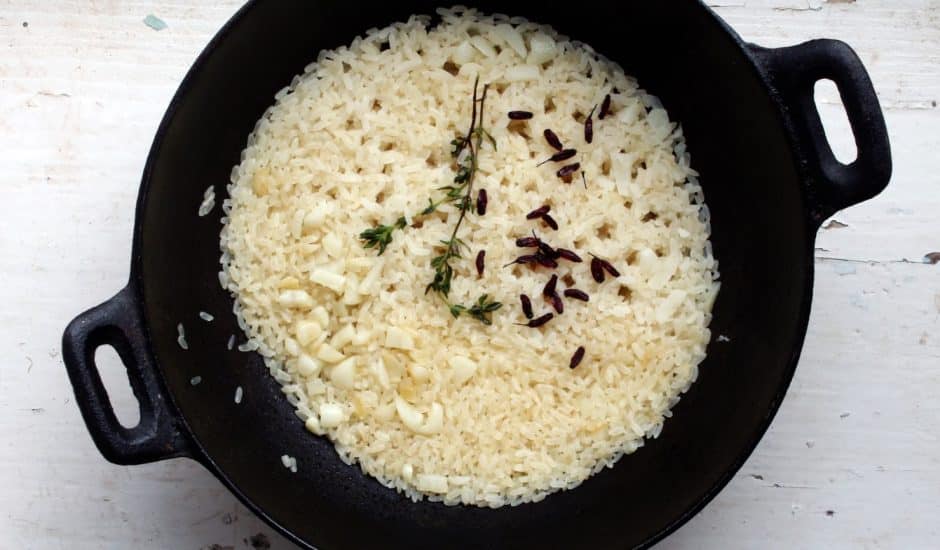 Plat en fonte contenant du riz.