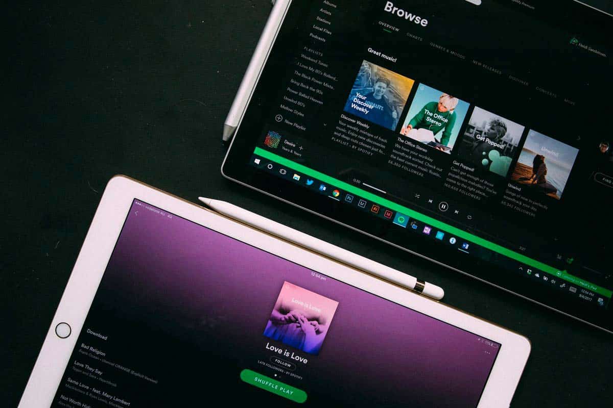 Spotify sur deux tablettes.