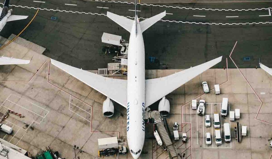 Un avion long-courrier garé dans un aéroport américain, vu du dessus.