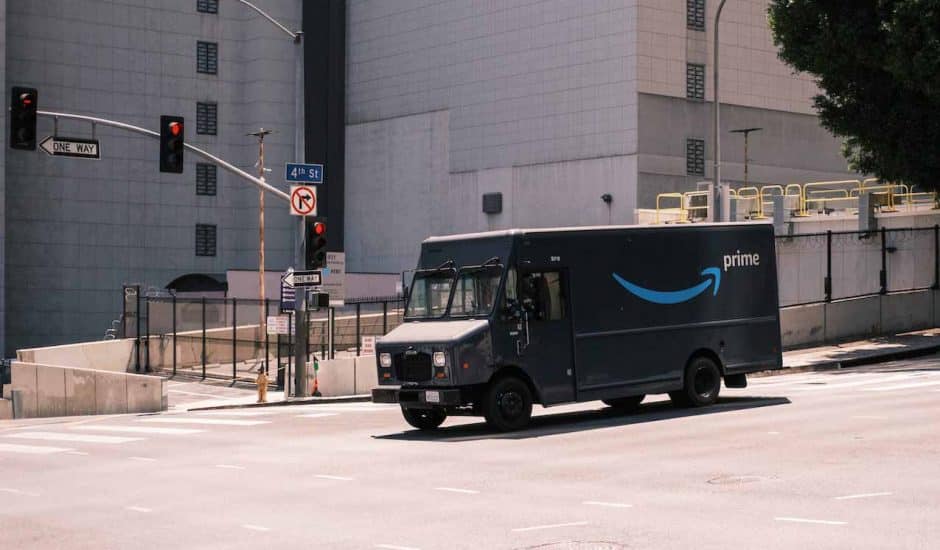 Une camionnette d'Amazon Prime.