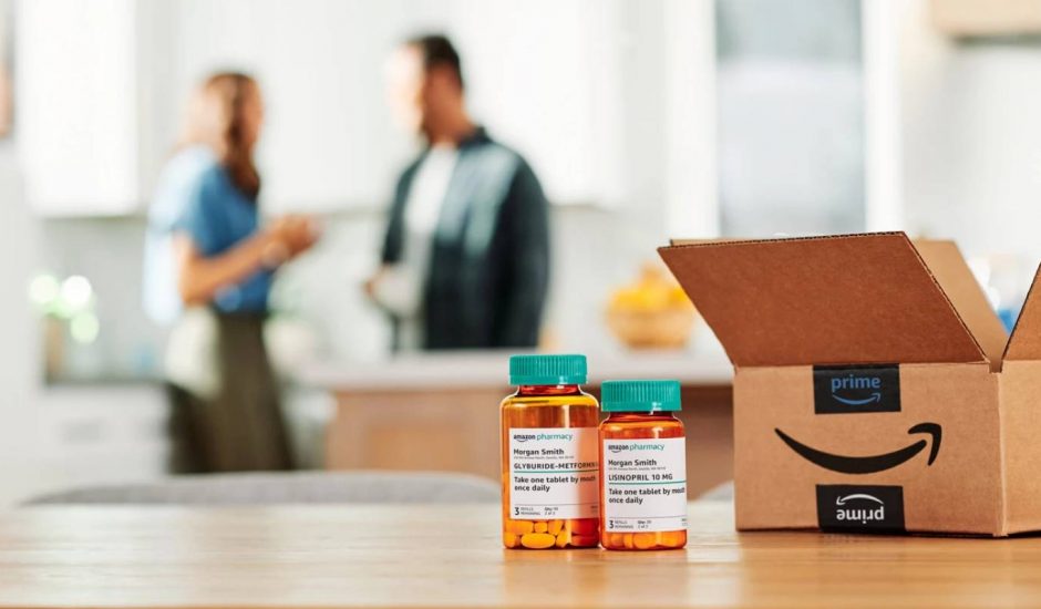 Des médicaments à côté d'un carton Amazon.