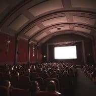Une salle de cinéma remplie de spectateurs.
