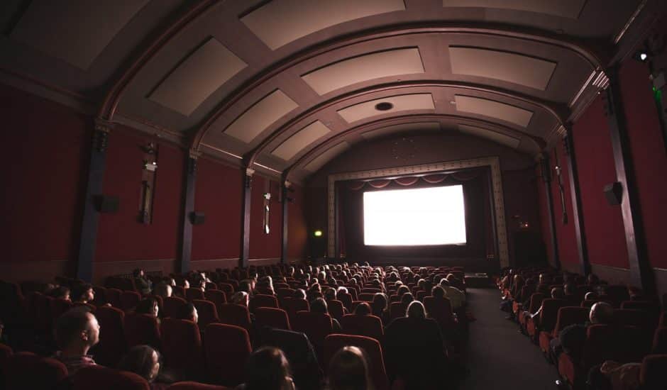 Une salle de cinéma remplie de spectateurs.