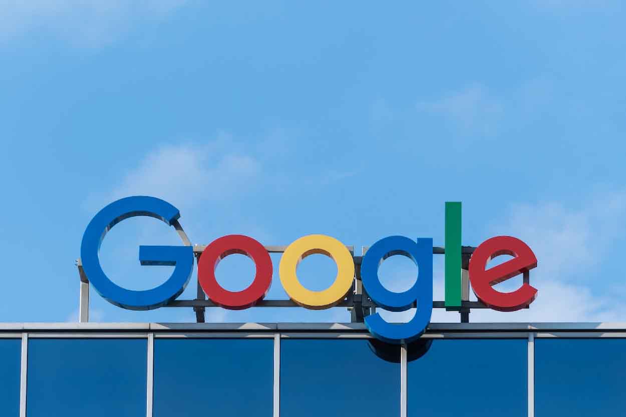 Le logo de Google posé sur le toit d'un immeuble de bureau