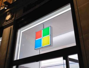 Bâtiment avec le logo de Microsoft sur la façade.
