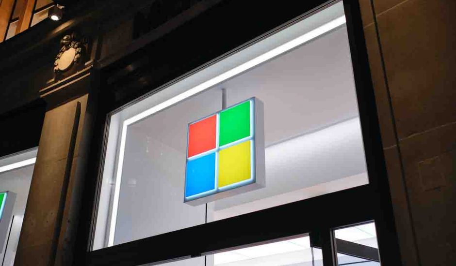 Bâtiment avec le logo de Microsoft sur la façade.