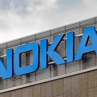Une enseigne du logo Nokia sur un bâtiment.