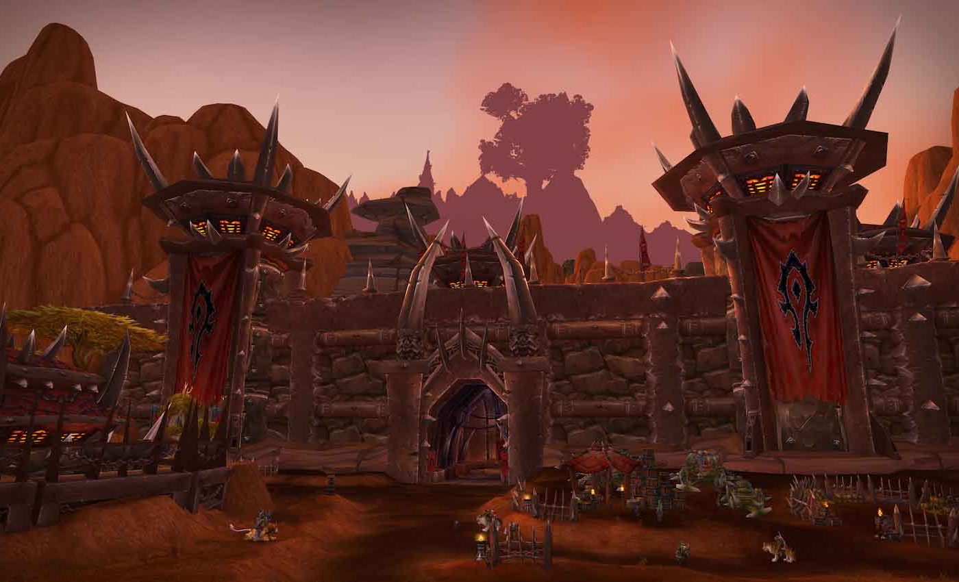 Capture du jeu World of Warcraft devant Orgrimmar, capitale des orcs.