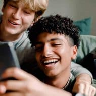 Des adolescents sur un smartphone.